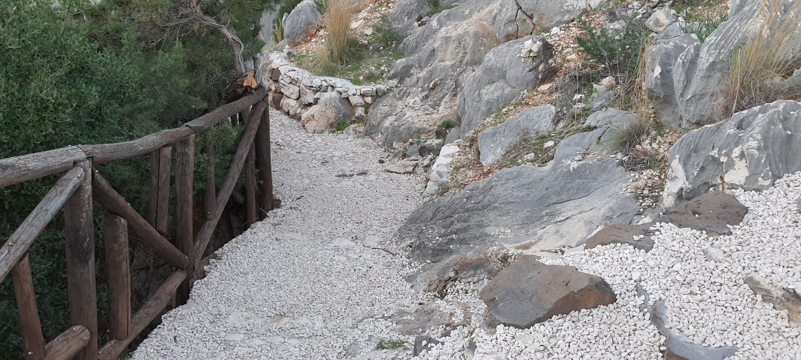 Sentiero per scendere a Cala Fuili