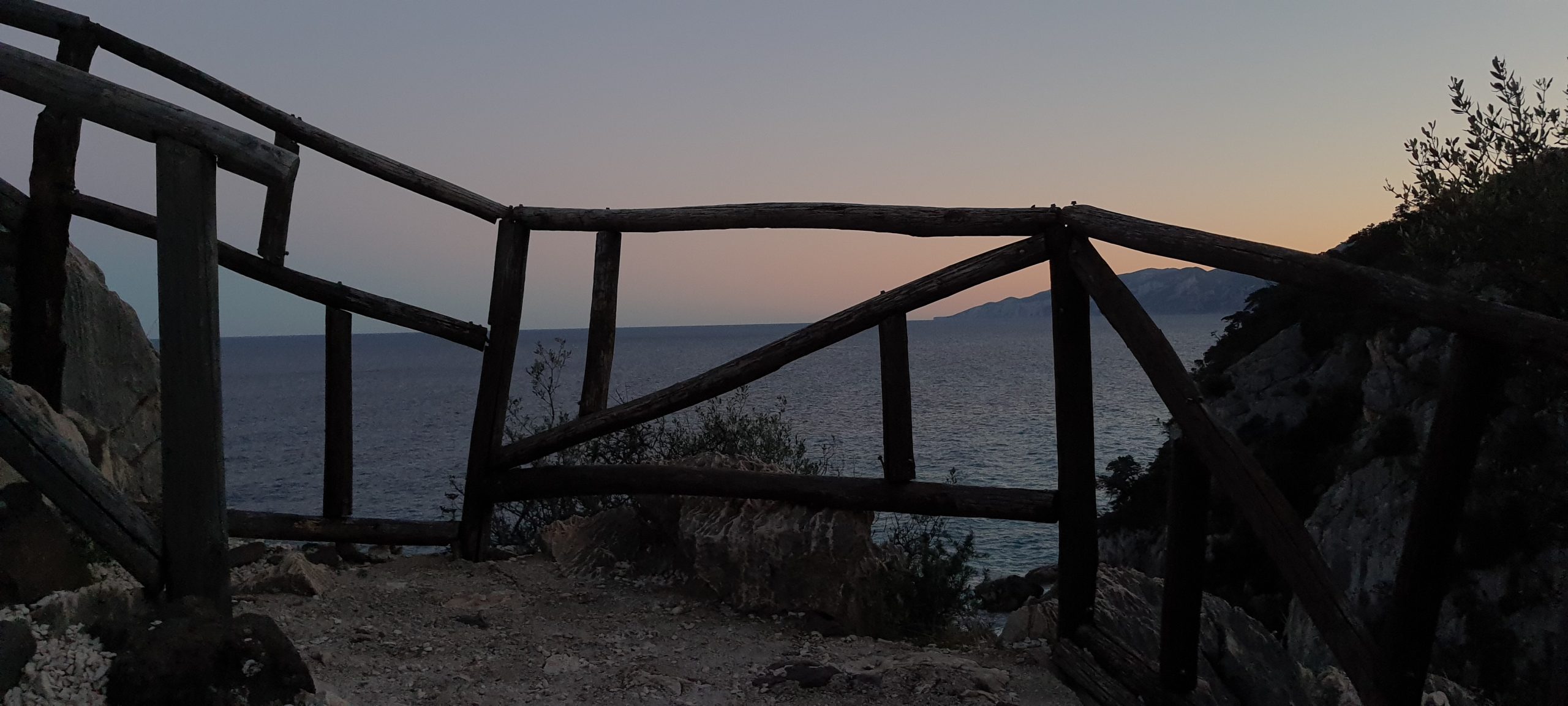 Scaletta per scendere a Cala Fuili