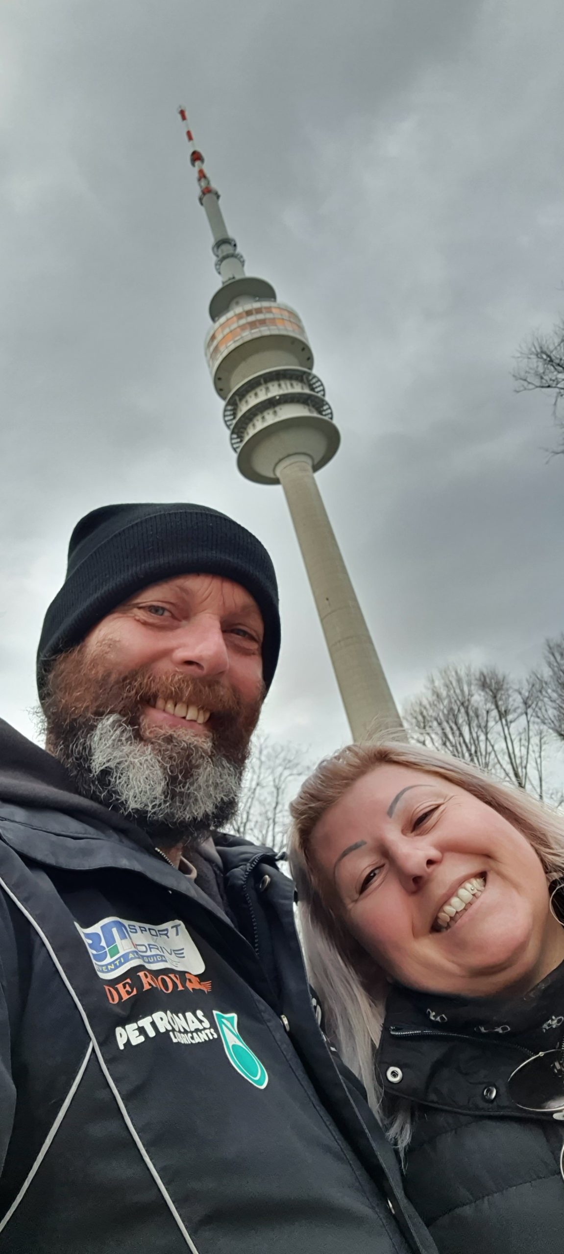Noi all'Olympiapark. Dietro di noi l'Olympiaturm.