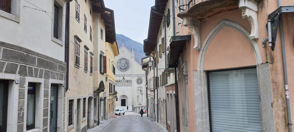 Scorcio di Gemona del Friuli con il Duomo sullo sfondo