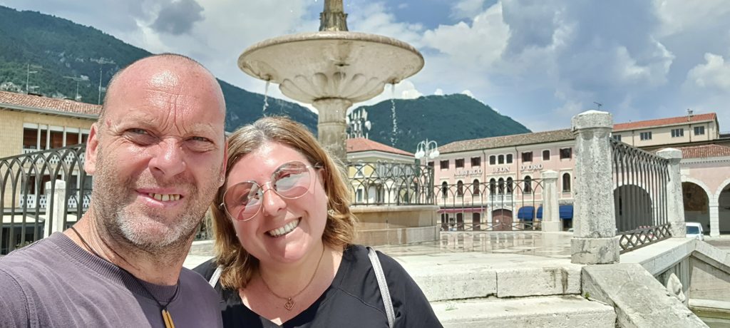Io e Max nella piazza centrale di Maniago