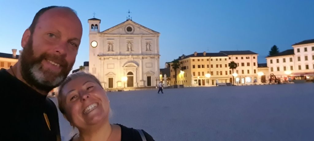 Io e Max nella piazza centrale di Palmanova