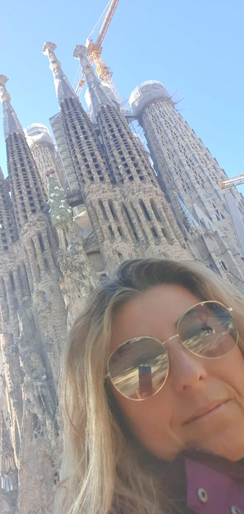 Io con alle spalle la Sagrada Familia a Barcellona