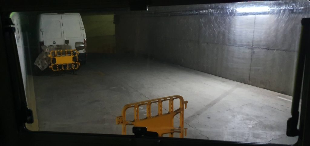 Parcheggio sotterraneo visto dalla finestra del camper a Barcellona