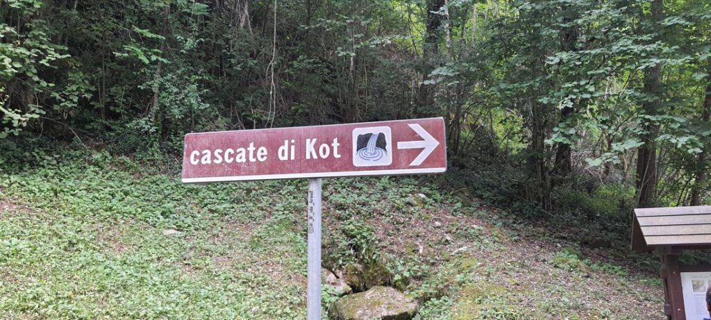 Cartello di inizio sentiero per le cascate di Kot