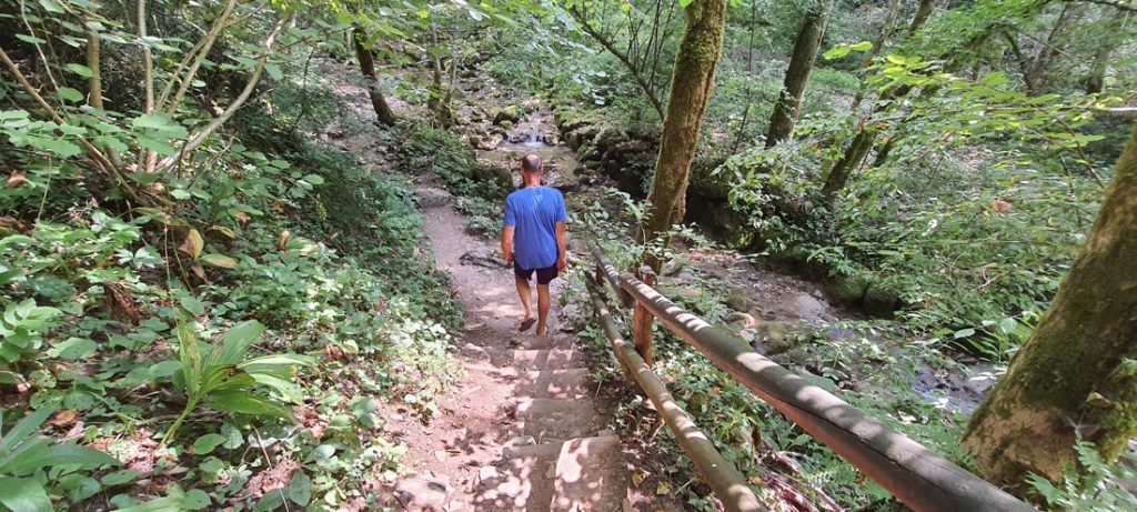 Max sul sentiero per le cascate di Kot