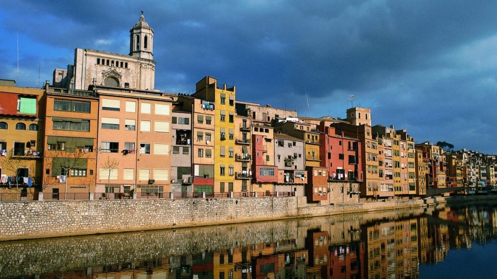 Casette colorate sul fiume Onyar a Girona