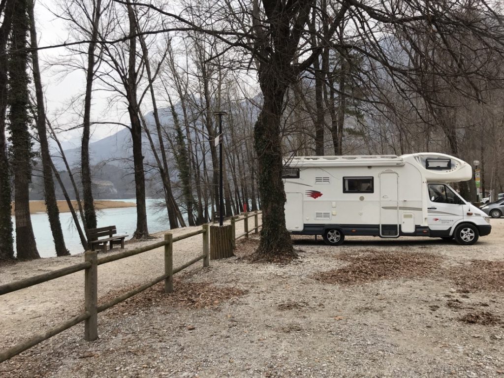 Junior parcheggiato al lago di Cavazzo