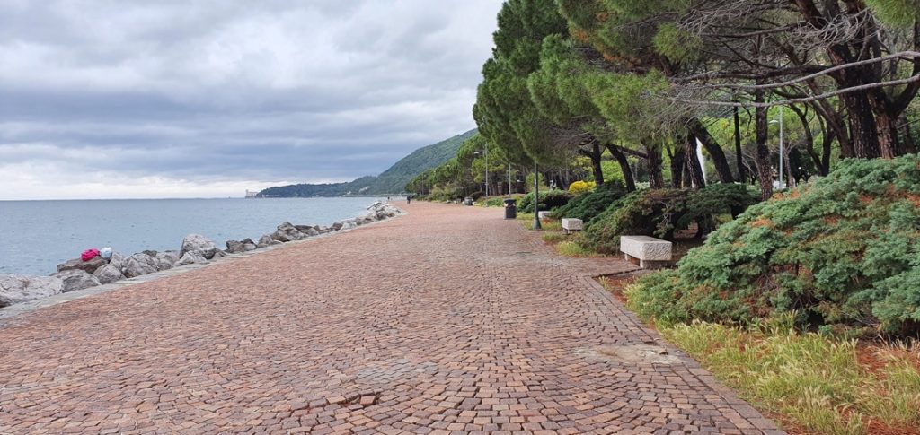 Lungomare di Barcola che arriva fino al castello di Miramare