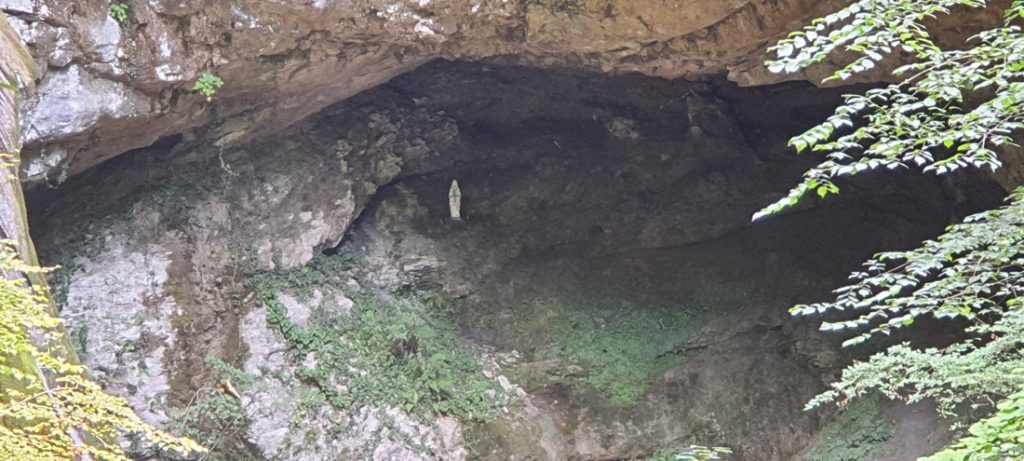 Statua della Madonna alle cascate di Kot