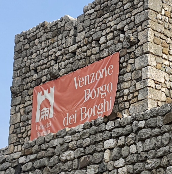 Cartellone a Venzone che indica che è il borgo dei borghi 