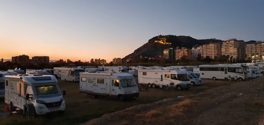 Parcheggio che è stato chiuso a Cullera, in Spagna.Sullo sfondo, in cima alla collina, il Castello di Cullera.