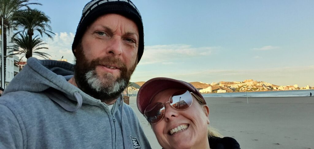 Io e Max sul lungomare a Cullera, in Spagna