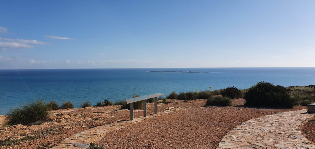Strada per arrivare al Mirador del Faro de Santa Pola in Spagna