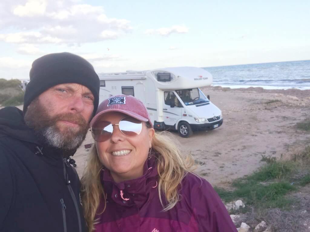 Io e Max. Dietro di noi Junior, i camper che avevamo prima del van, a Santa Pola in Spagna.