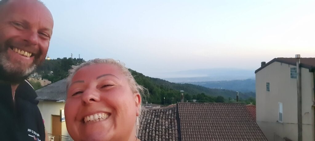Io e Max a Sersale. Dietro di noi il panorama con l'Istmo di Catanzaro sullo sfondo