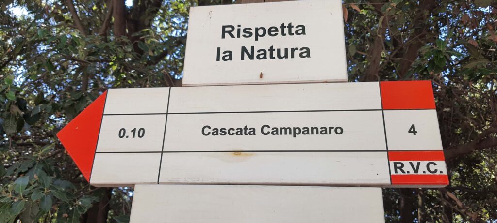 Cartello che indica la Cascata Campanaro a Sersale, in Calabria
