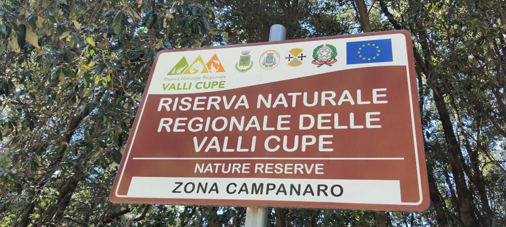 Cartello informativo della Riserva Naturale delle Valli Cupe a Sersale, in Calabria
