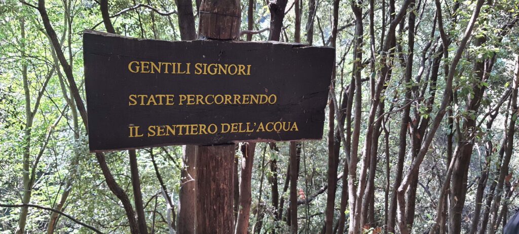 Cartello informativo posto lungo il sentiero