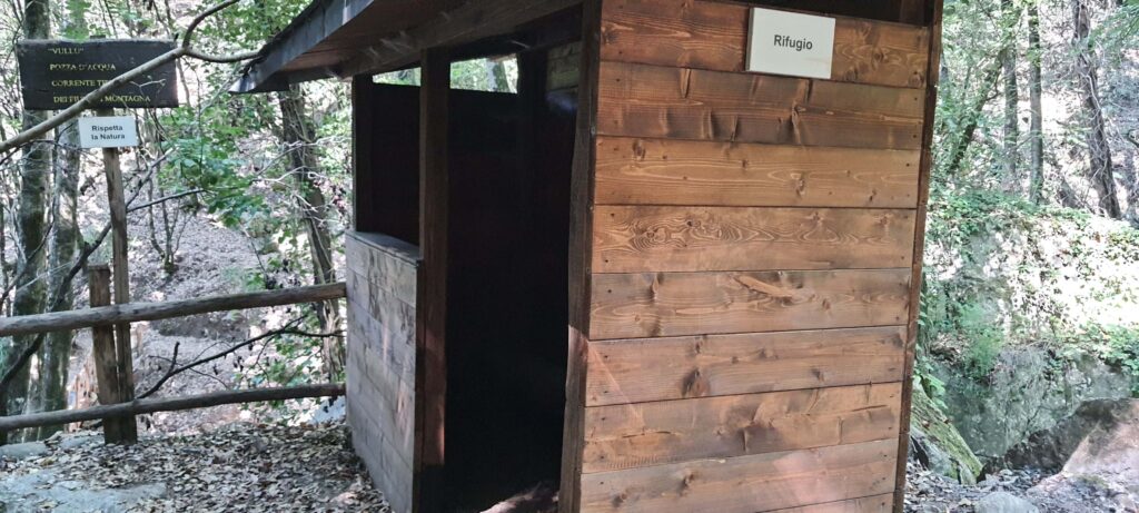 Rifugio collocato lungo il sentiero che porta alla Cascata Campanaro a Sersale, in Calabria