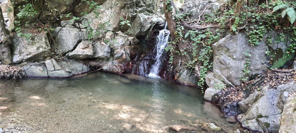 Cascatella che si incontra lungo il sentiero che porta alla Cascata Campanaro a Sersale, in Calabria