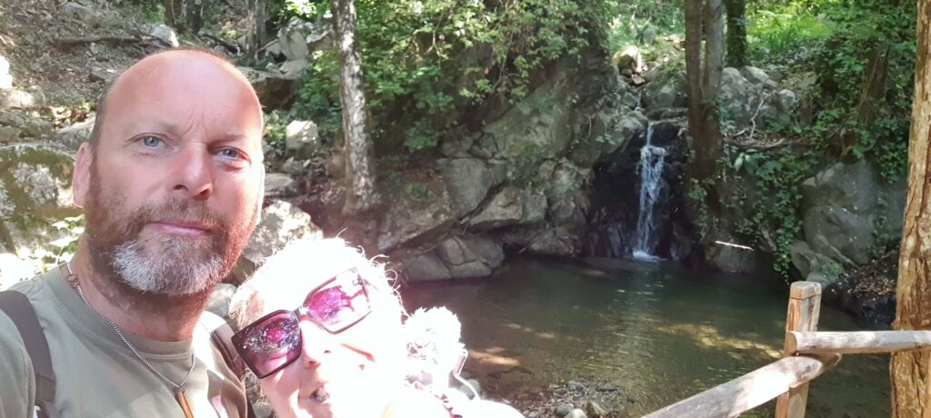 Io e Max davanti alla cascatella che si incontra lungo il sentiero che porta alla Cascata Campanaro a Sersale, in Calabria