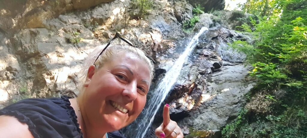 Io davanti alla Cascata Campanaro a Sersale, in Calabria