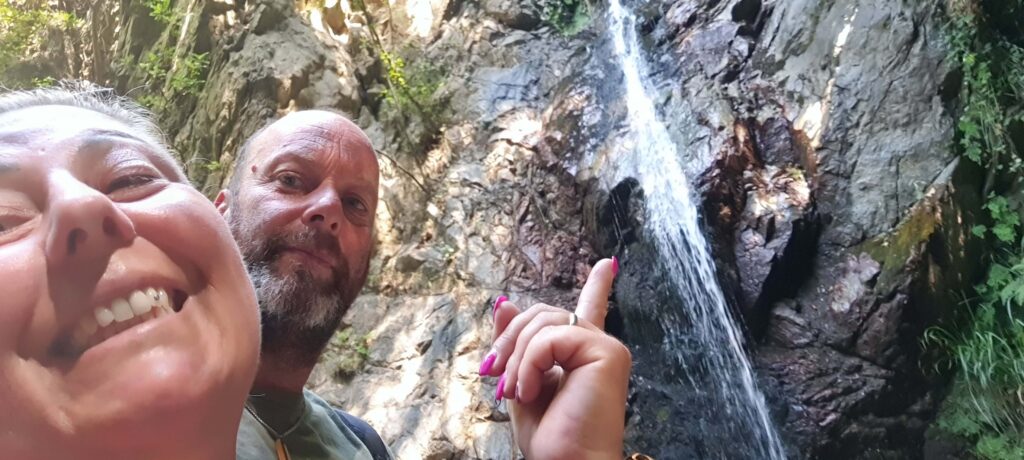 Io e Max davanti alla Cascata Campanaro a Sersale, in Calabria