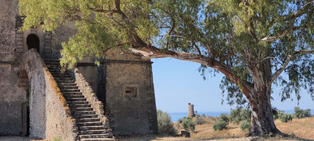 Torre di guardia vista dal castello di San Fili