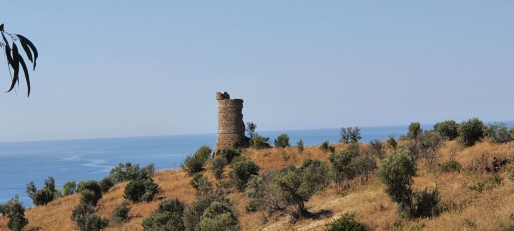 Torre di guardia vista dal castello di San Fili 