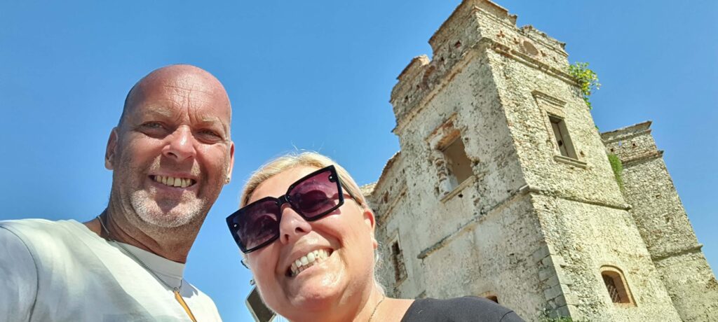 Io e Max con alle spalle una delle torri del castello di San Fili