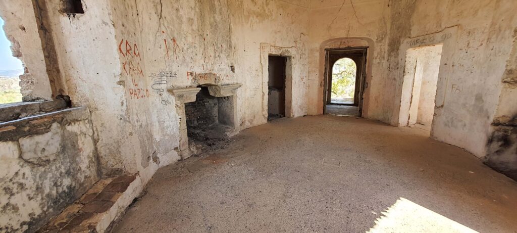 Locale all'ingresso del castello, con caminetto a destra