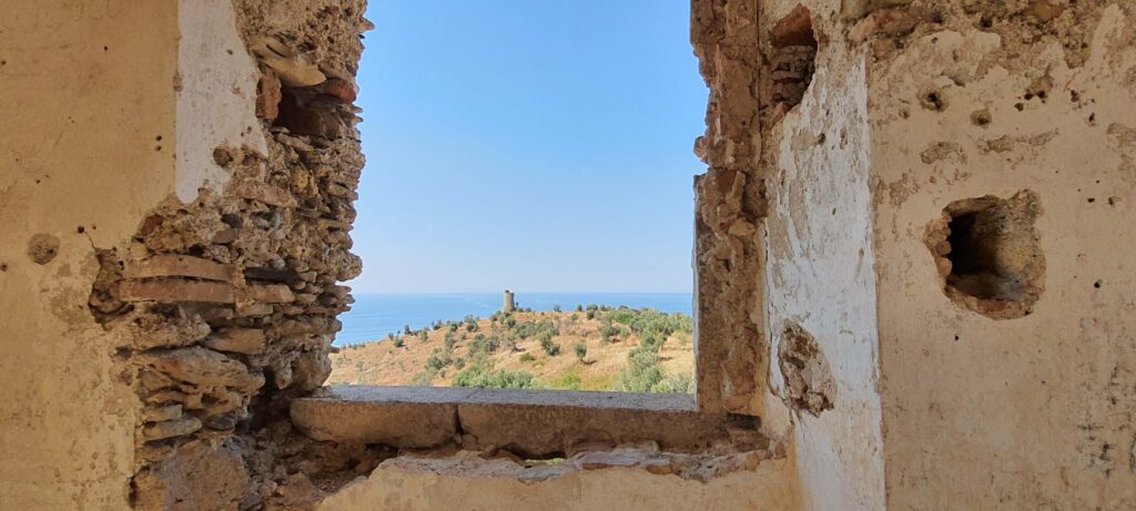 La Torre di guardia in lontananza e il panorama visto da una finestra del castello di San Fili in Calabria