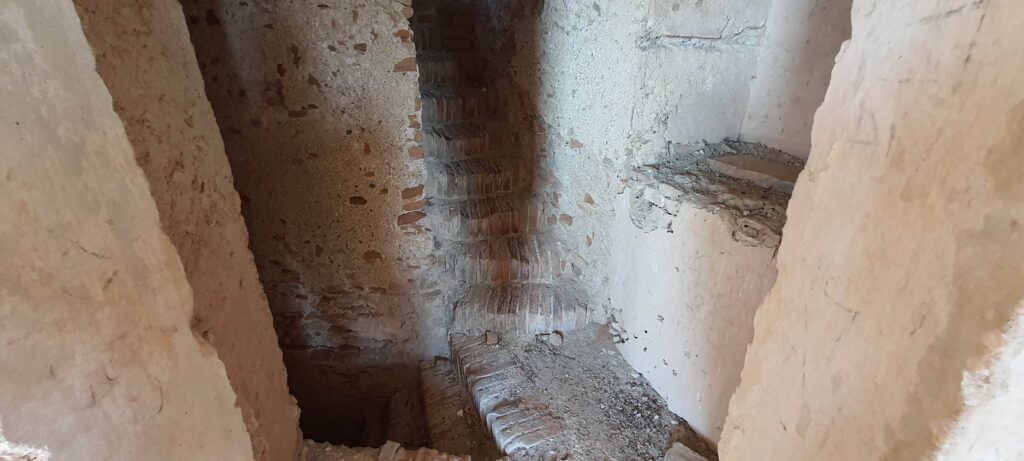 Scale interne del castello di San Fili che conducono al piano superiore