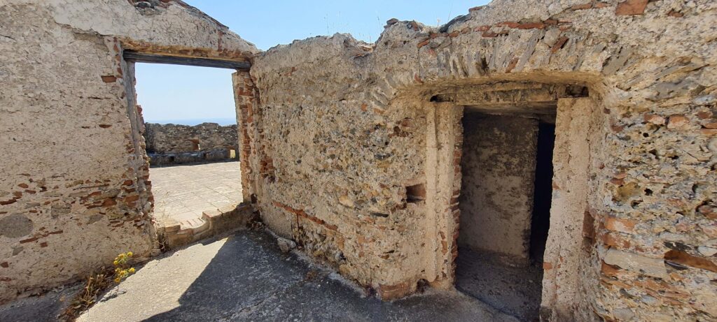 Ultimo piano e porta di ingresso alla terrazza del Castello di San Fili in Calabria