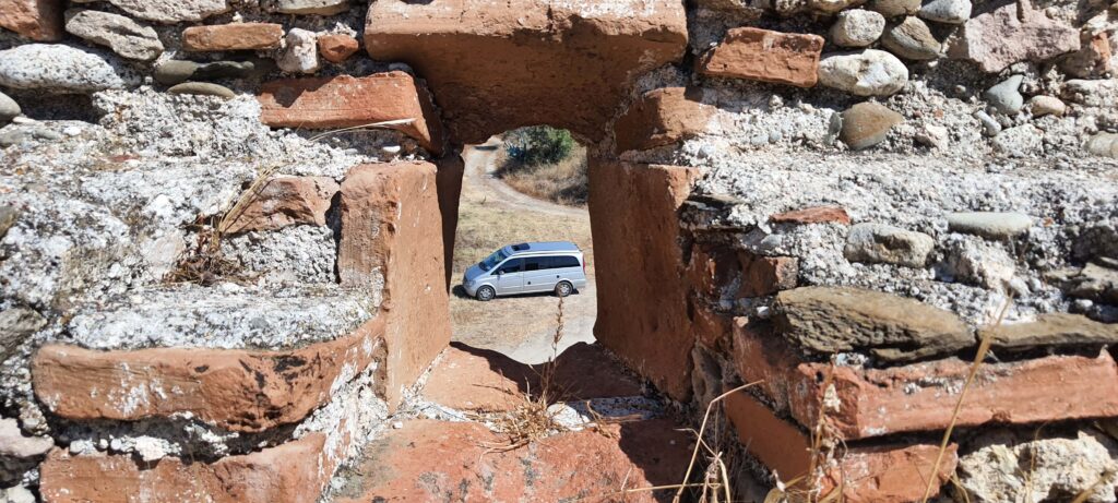 Il van visto da una feritoia della terrazza del castello di San Fili