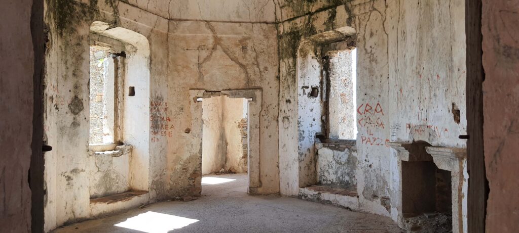 Locale all'ingresso del castello di San Fili, con caminetto a destra