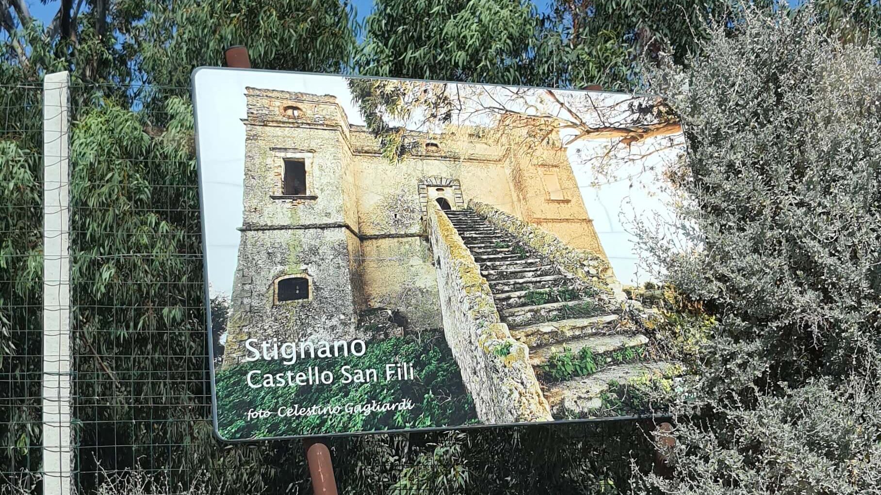 Cartello che indica il Castello di San Fili a Stignano, in Calabria 