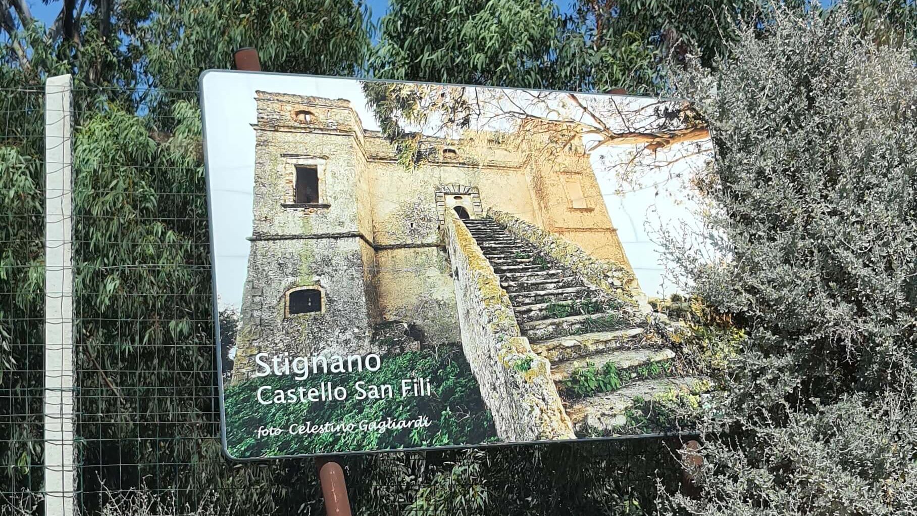 Cartello che indica il Castello di San Fili a Stignano, in Calabria