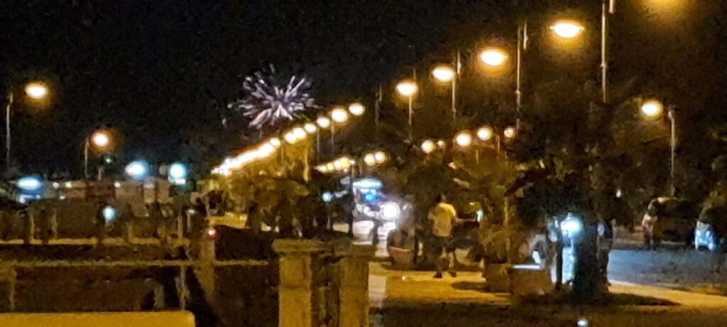 Fuochi d'artificio visti dal lungomare di Ardore Marina