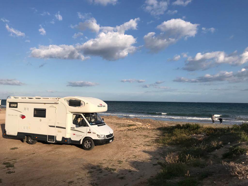 Junior parcheggiato a Santa Pola, in Spagna