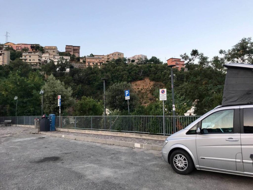 Shark parcheggiato all'area sosta di Sersale in Calabria