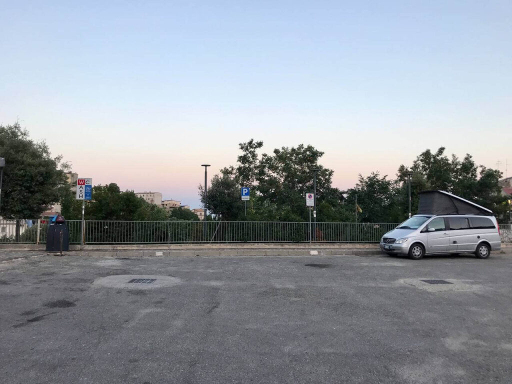 Shark parcheggiato all'area sosta di Sersale in Calabria