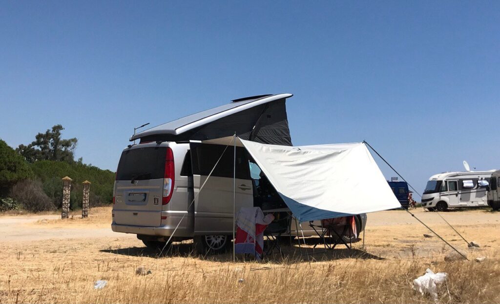 Il van parcheggiato all'area sosta di Ardore Marina, in Calabria