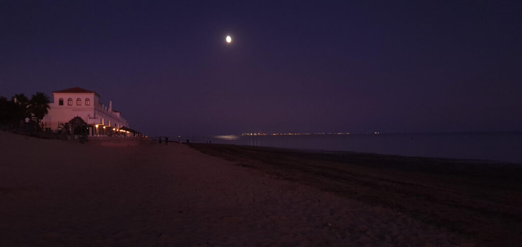 La spiaggia di sera a Rota, in Spagna