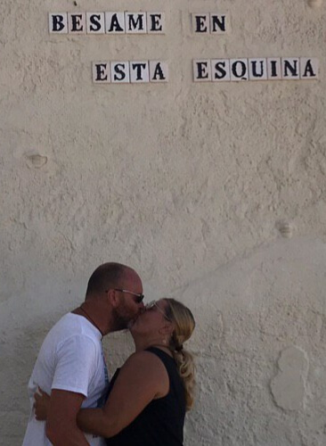 Io e Max all'angolo del bacio a Rota, in Spagna