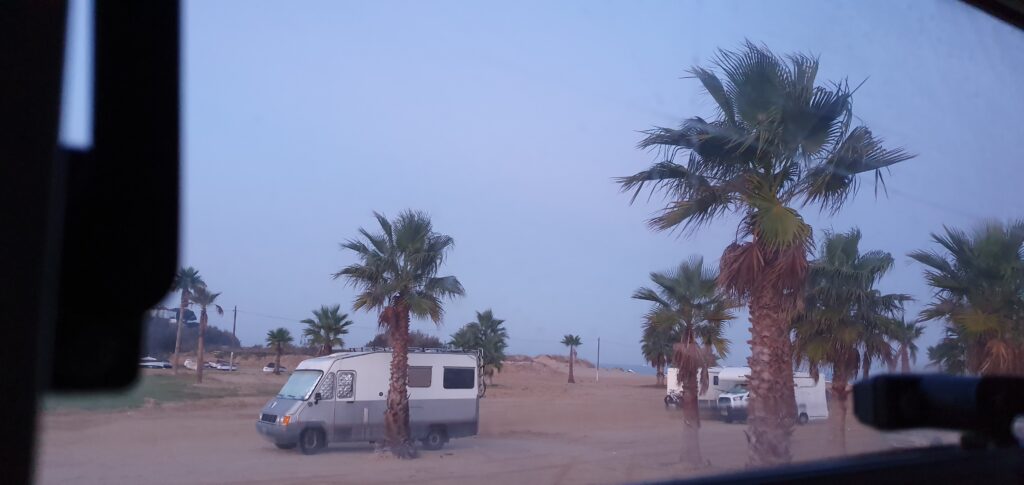 Parcheggio visto dalla finestra del camper a Sanlúcar de Barrameda, in Spagna