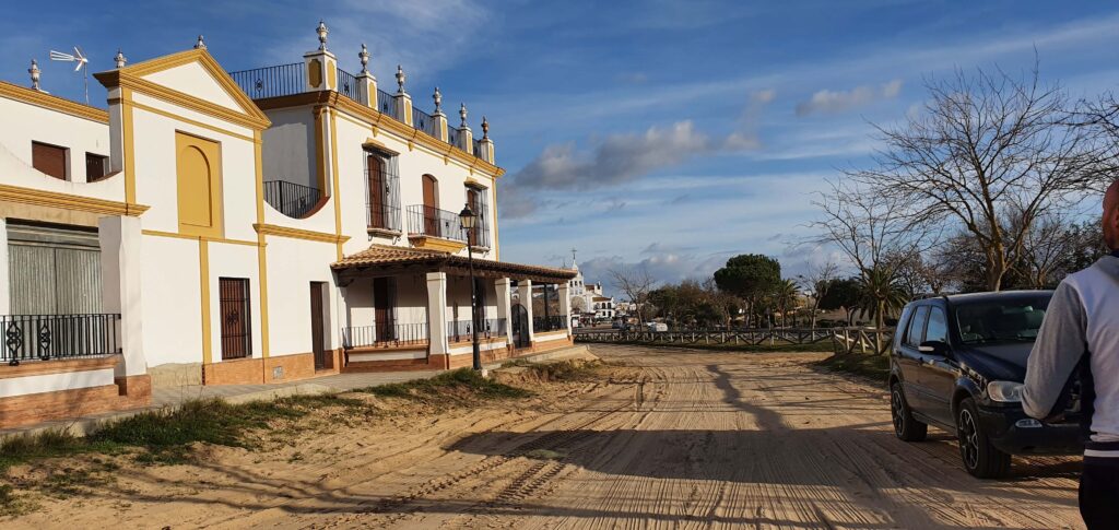 Una strada del villaggio El Rocio, in Spagna
