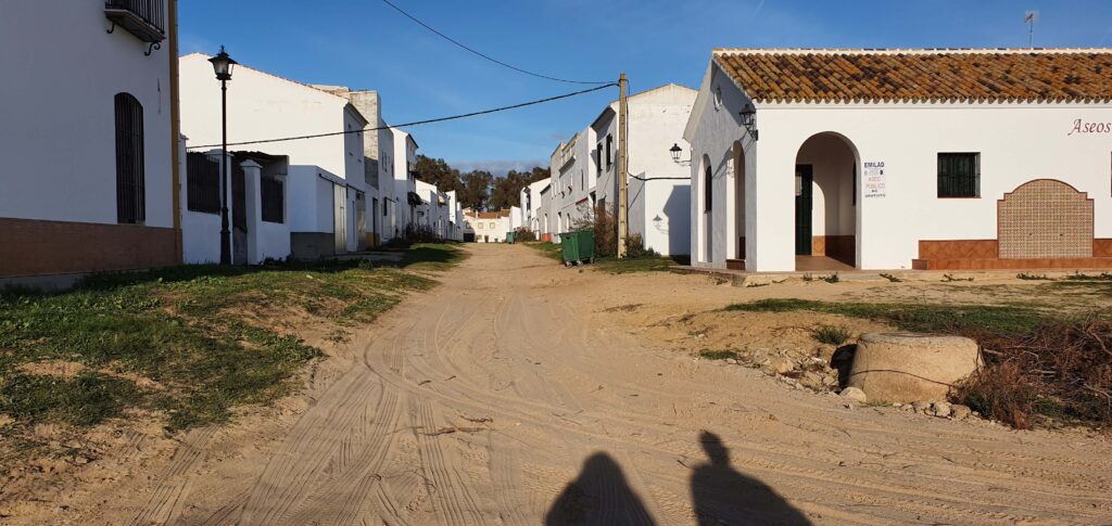 Una strada del villaggio El Rocio, in Spagna