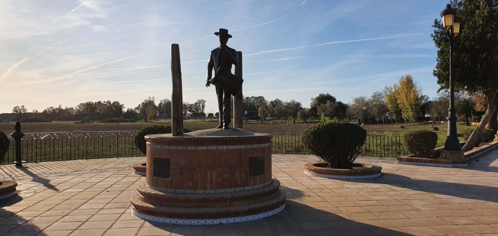 Statua che rappresenta un cowboy a El Rocio, in Spagna